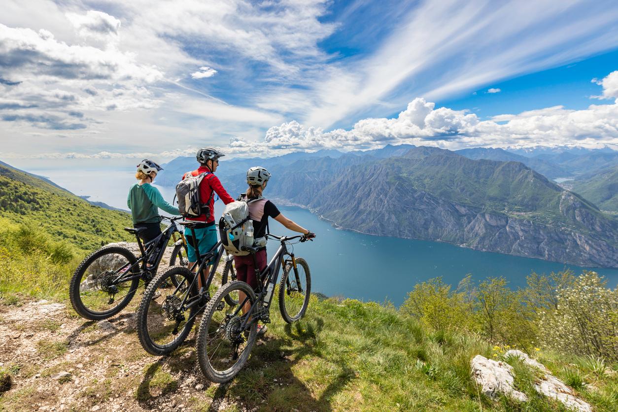 Lake-Garda-Cyclists-sunny-summer-istock